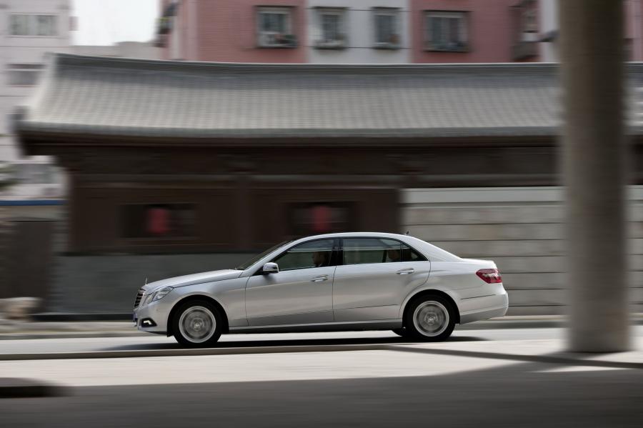  Mercedes-Benz E-Class L 2011 года  (фото 8 из 17)